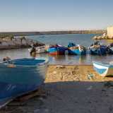 � caratterizzato da una banchina dove trovano spazio alcune lanze: i gozzi utilizzati per la pesca di polpi e ciambotto